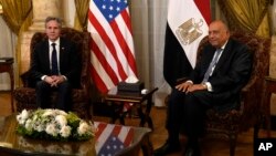 Menteri Luar Negeri Mesir Sameh Shoukry, kanan, bertemu Menteri Luar Negeri AS Antony Blinken, kiri, di Istana Tahrir di Kairo, Mesir, Kamis, 21 Maret 2024. (Foto: AP)