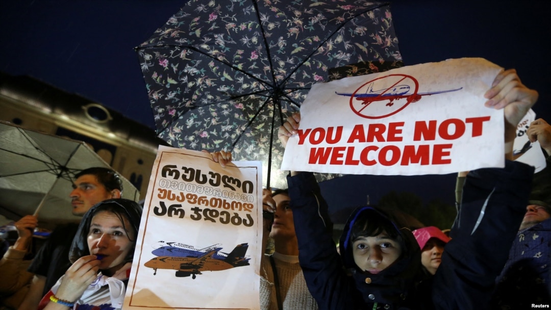Протестная акция в Тбилиси против решения грузинского руководства, позволившего российской авиакомпании «Азимут» осуществлять прямые полеты из РФ в Грузию. Май 2023 г. 