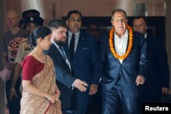 Menteri Luar Negeri Rusia Sergei Lavrov tiba di sebuah hotel menjelang KTT G20 di New Delhi, 8 September 2023. (Foto: Reuters)