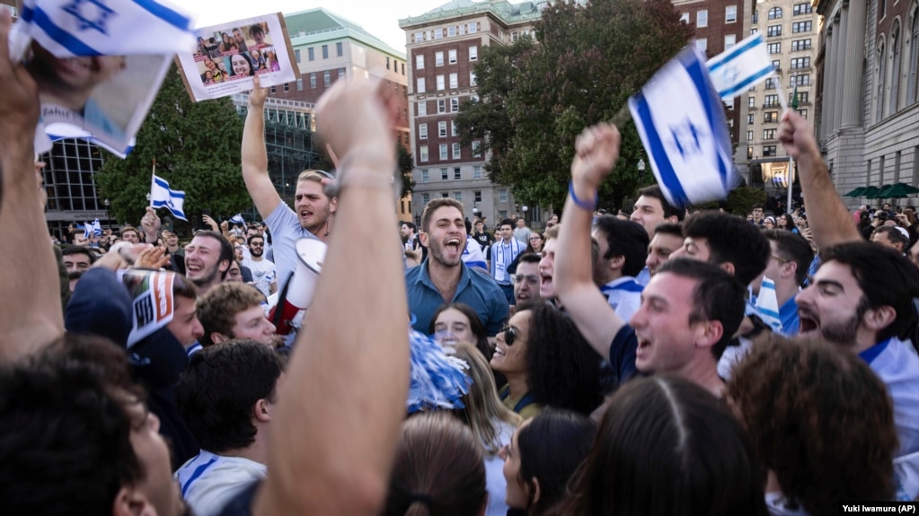 2023年10月12日，周四，在纽约哥伦比亚大学，亲以色列的示威者举行抗议。（美联社）(photo:VOA)