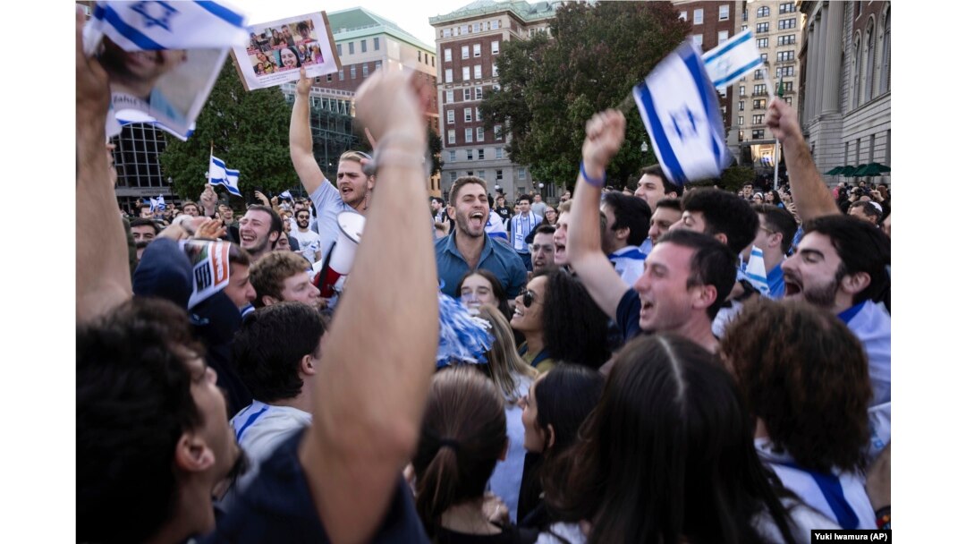 Para peserta aksi demo pro-Israel di Universitas Columbia, New York, menari sambil menyanyikan sebuah lagu saat protes, Kamis, 12 Oktober 2023. (AP/Yuki Iwamura)