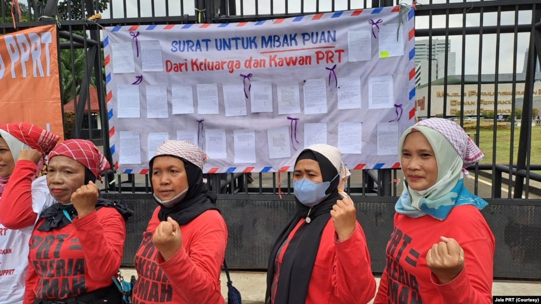 Sejumlah pekerja rumah tangga yang turut berdemonstrasi menuntut RUU PRT segera disahkan. (Foto: Courtesy/Jala PRT)