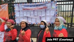 Sejumlah pekerja rumah tangga yang turut berdemonstrasi menuntut RUU PRT segera disahkan. (Foto: Courtesy/Jala PRT)