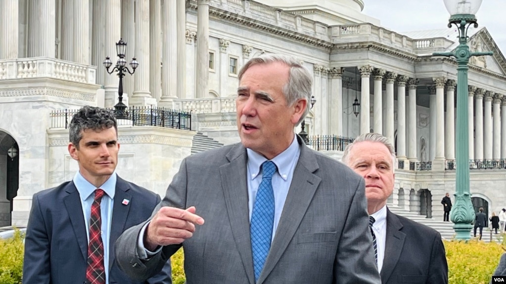 资料照片：时任美国国会及行政当局中国委员会共同主席的民主党联邦参议员默克利2024年3月22日在国会山针对香港通过“23条”立法措施召开记者会。(美国之音李逸华拍摄)