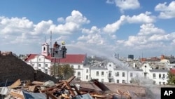 En esta imagen, tomada de un video distribuido por el Servicio de Emergencias ucraniano, bomberos trabajan en el tejado del teatro Taras Shevchenko dañado durante una ataque ruso sobre la ciudad de Cherníhiv, Ucrania, el 19 de agosto de 2023. 