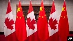 资料照 - 2017年12月5日，中国国家主席习近平在北京钓鱼台国宾馆会晤加拿大总理特鲁多时摆放在大厅门口的中加两国国旗。
