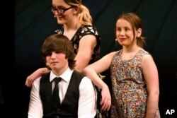 Dari kiri; Andrew Haecker, Chloe Rukavina dan Ember Bradley dalam salah satu adegan “The Bullying Collection” di Wheatland High School di Wheatland, Wyoming, 12 Januari 2024. (AP/Thomas Peipert)