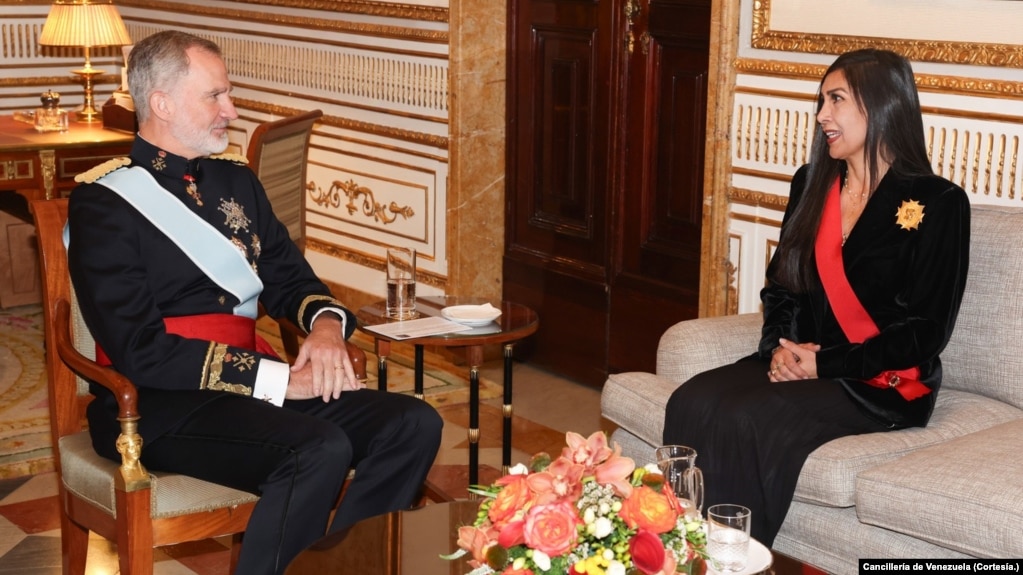 Gladys Gutiérrez, embajadora de Venezuela ante España, presenta sus credenciales ante el rey Felipe VI en el Palacio Real de Madrid, el 16 de mayo de 2024.