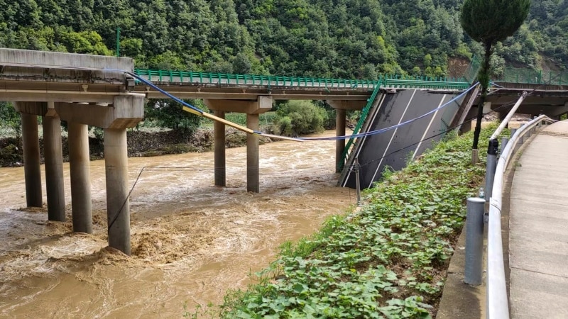 China bridge collapse kills 12, leaves more than 30 missing