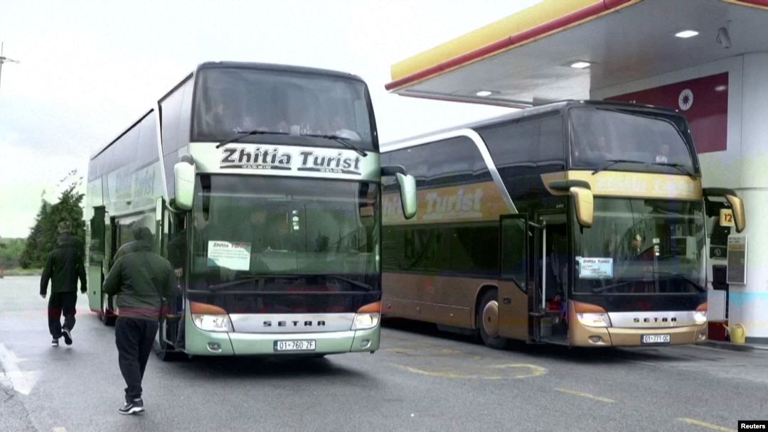 Autobusi sa Kosova na prelazu Batrovi, na granici Srbije i Hrvatske (Foto: Reuters)