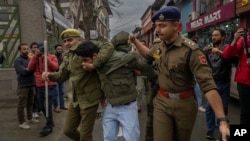Polisi India menangkap seorang demonstran pada aksi protes di Srinagar, ibu kota Kashmir-India (foto: ilustrasi). 