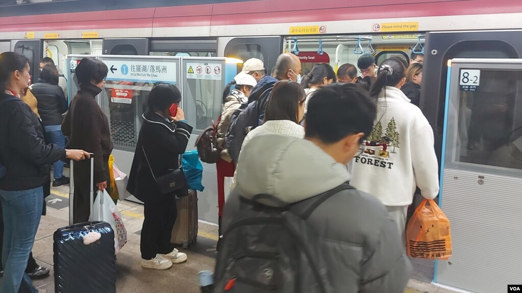 每逢周末及假日，无论在什么时间，上水火车站总是塞满准备乘车前往深圳渡假的香港人潮 (美国之音/林淦峰)(photo:VOA)