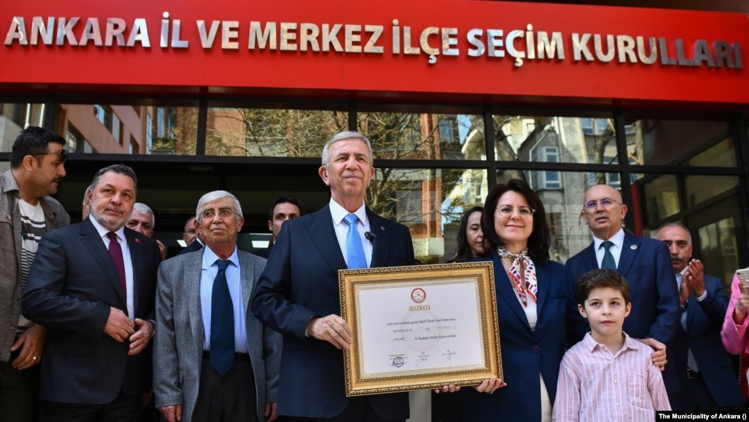 Yeniden Ankara Büyükşehir Belediye Başkanı seçilen Mansur Yavaş mazbatasını aldı.