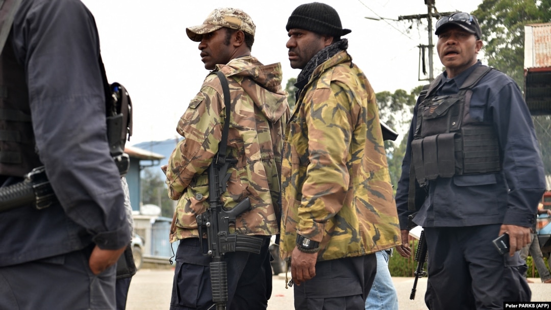 Polisi bersenjata Papua Nugini bersiap untuk berpatroli sebagai ilustrasi. Seorang profesor universitas Australia termasuk di antara kelompok yang disandera di dataran tinggi Papua Nugini. (Foto: AFP/Peter PARKS)