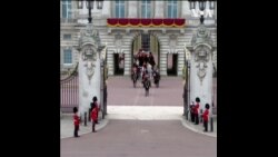 英国查尔斯三世国王在生日庆祝阅兵式上骑马检阅军队