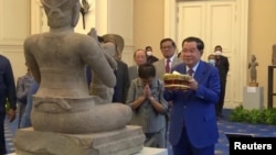 Perdana Menteri Kamboja Hun Sen menghadiri upacara yang diadakan di Istana Perdamaian di Phnom Penh, 17 Maret 2023 untuk memberkati artefak curian yang dikembalikan terutama dari Amerika Serikat dan Inggris.