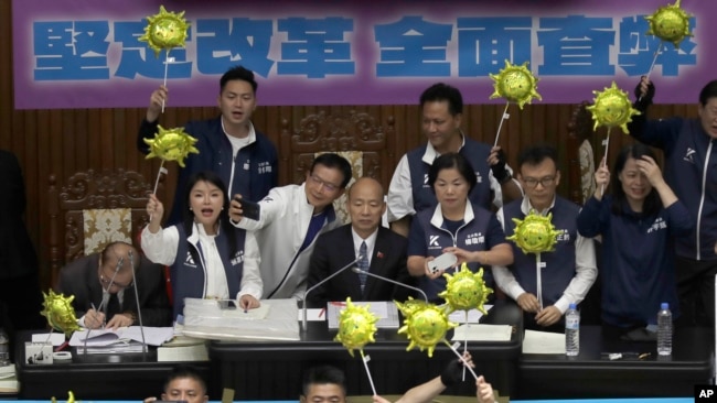 台湾立法院就改革草案举行投票之际，立法院长韩国瑜面对会场支持与反对国会改革方案的两派人士。(2024年5月28日)