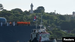 Un remolcador cubano guía un barco de la Flota Báltica de Rusia hacia la bahía de La Habana, en La Habana, Cuba, el 27 de julio de 2024.