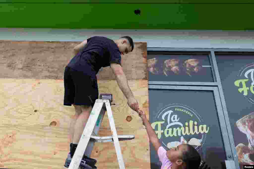 Autoridades de la isla cerraron escuelas y abrieron refugios para resguardar a la población. Ciudadanos también protegieron viviendas y negocios con tablones de madera.&nbsp;