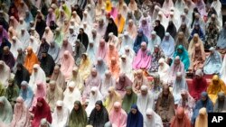 Umat Islam melaksanakan salat tarawih menandai malam pertama bulan suci Ramadan, di Masjid Istiqlal Jakarta, Rabu, 22 Maret 2023. (Foto: AP)