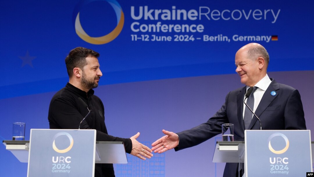 Thủ tướng Đức Olaf Scholz (phải) và Tổng thống Ukraine Volodymyr Zelenskyy bắt tay khi kết thúc cuộc họp báo chung tại "Hội nghị Phục hồi Ukraine" ở Berlin vào ngày 11/6/2024.