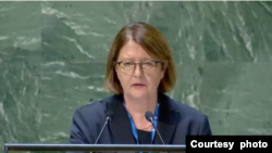 Stalna predstavnica Njemačke u Ujedinjenim nacijama Antje Leendertse predstavlja rezoluciju o sjećanju na srebrenički genocid, 23.maj.2024.