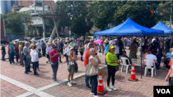 Decenas de venezolanos mientras hacían fila para votar en la primaria presidencial de la oposición celebrada el 22 de octubre. 