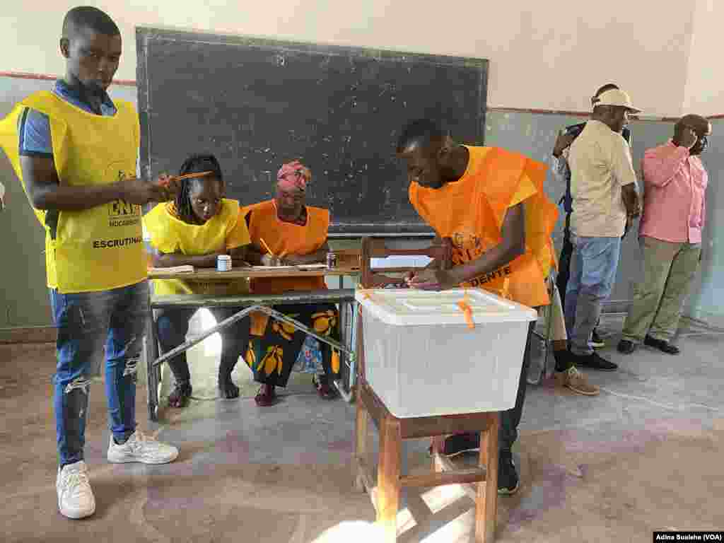 Delegados de mesa conferem materiais em assembleia de voto em Nampula, pelas eleições autárquicas a 11 de outubro. Moçambique