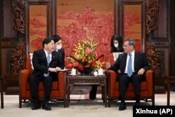 中国总理李强在北京会见到访的日本外相林芳正。（2023年4月3日）