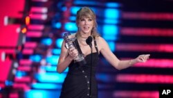 Taylor Swift acepta el premio a la canción del año por "Anti-Hero" durante los MTV Video Music Awards el martes 12 de septiembre de 2023 en el Prudential Center en Newark, Nueva Jersey (Foto de Charles Sykes/Invision/AP)