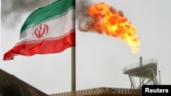 طبق برآورد بانک جهانی ایران سالانه حدود ۲۳ میلیارد متر مکعب گاز تولیدی از میادین نفتی (گاز همراه) را به خاطر عدم نصب تجهیزات جمع‌آوری گاز در همان مرحله تولید در مشعل ها آتش زده و تلف می‌کند.
