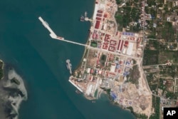 Foto satelit yang diambil oleh Planet Labs PBC ini menunjukkan dua korvet China berlabuh di Pangkalan Angkatan Laut Ream di Teluk Thailand, Rabu, 8 Mei 2024. (Planet Labs PBC via AP)