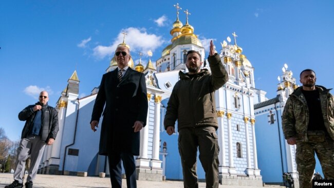 El presidente de Estados Unidos, Joe Biden, camina con el presidente de Ucrania, Volodymyr Zelenskiy, en la Catedral de las Cúpulas Doradas de San Miguel durante una visita no anunciada, en Kiev, Ucrania, el lunes 20 de febrero de 2023. Evan Vucci/Pool vía REUTERS