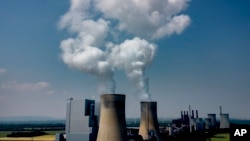 Asap keluar dari pembangkit listrik tenaga uap batubara (PLTI) di Neurath, Jerman, 8 Juni 2023. 