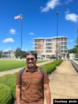 Alfath Satria Negara Syaban berpose di kampus University of Alabama, Tuscaloosa, Alabama.