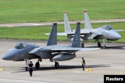 Pesawat F-15 Angkatan Udara AS tiba di Pangkalan Udara Yokota di Fussa, sebelah barat Tokyo, 18 Agustus 2006. (REUTERS/Yuriko Nakao)