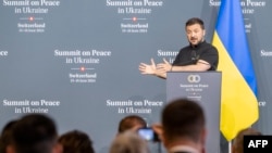 O Presidente da Ucrânia, Volodymyr Zelenskyy, durante a conferência de imprensa de encerramento da Cimeira sobre a paz na Ucrânia, na luxuosa estância de Burgenstock a 16 de junho de 2024.