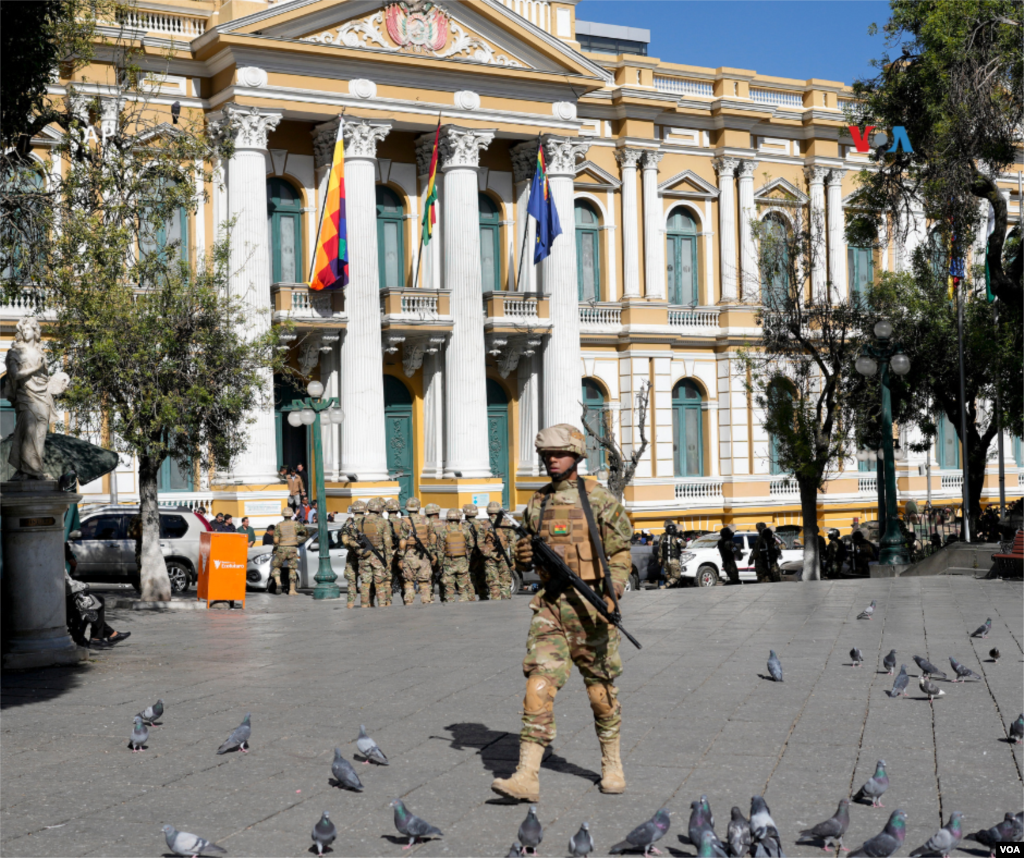  Soldados se reúnen frente a la Asamblea Legislativa en la Plaza Murillo de La Paz. 