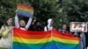 Activistas LGBT participan en una protesta contra las enmiendas a la Constitución de Rusia y los resultados de una votación nacional sobre reformas constitucionales, en Moscú, Rusia, el 15 de julio de 2020.