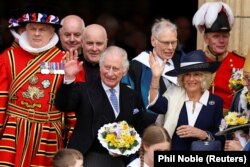 Raja Inggris Charles dan Camilla, Permaisuri melambai saat mereka menghadiri Kebaktian Kamis Putih di York Minster, di York, Inggris, 6 April 2023. (Foto: REUTERS/Phil Noble)