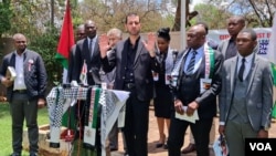 Mumiriri wePalestine muZimbabwe, VaTamer Al-Masri, vachitaura nevatori venhau muHarare.