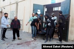 Warga Palestina membawa jenazah pegawai asing dari World Central Kitchen (WCK), yang tewas bersama rekan pekerja lainnya dalam serangan udara Israel di Jalur Gaza, 2 April 2024. (Foto: REUTERS/Ahmed Zakot)