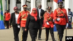 Rais Samia Suluhu Hassan akikagua gwaride la heshima, baada ya kuapishwa kuwa rais wa kwanza wa kike Tanzania March 19, 2021. Picha na AFP. 