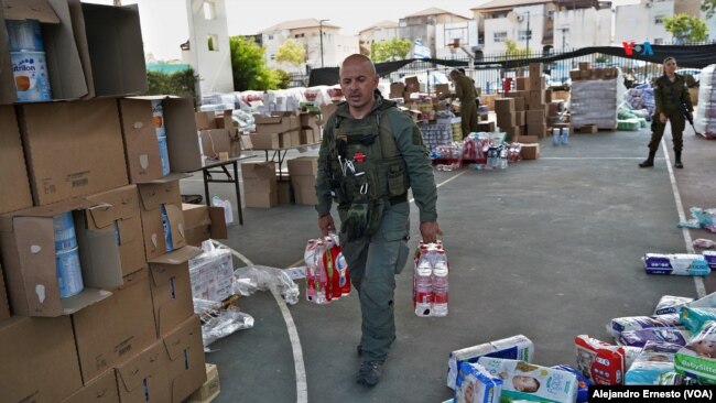 En fotos | Reservistas y voluntarios ponen manos a la obra en centro de ayuda en Israel