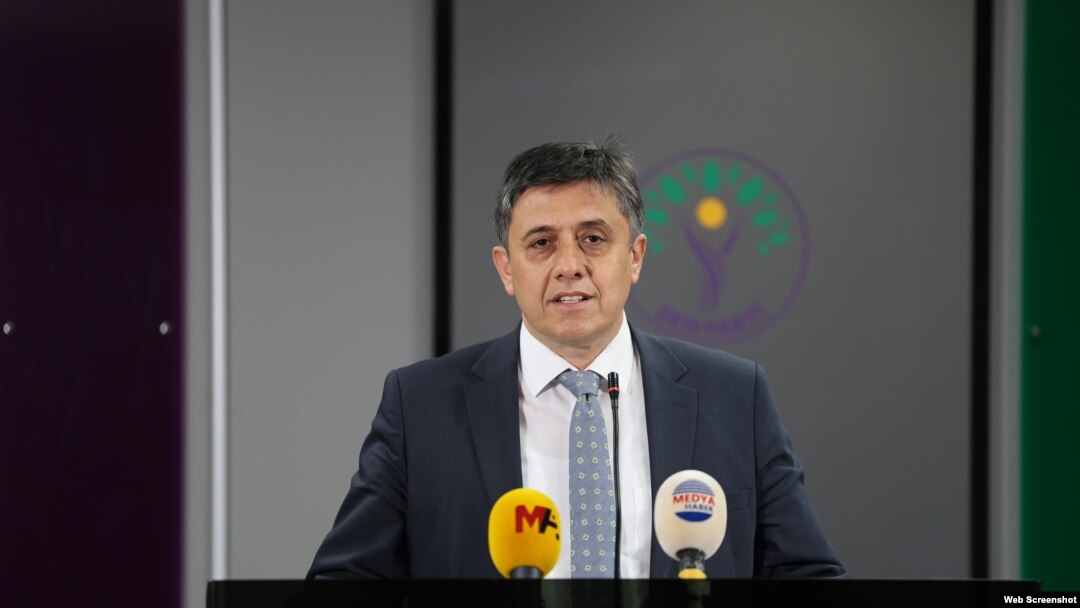 Pazartesi günü bir basın toplantısı düzenleyen DEM Parti Yerel Yönetimlerden Sorumlu Eş Genel Başkan Yardımcısı Mehmet Rüştü Tiryaki, çok sayıda belediye başkanının yurtdışına gitmelerinin engellendiğini kaydetti 