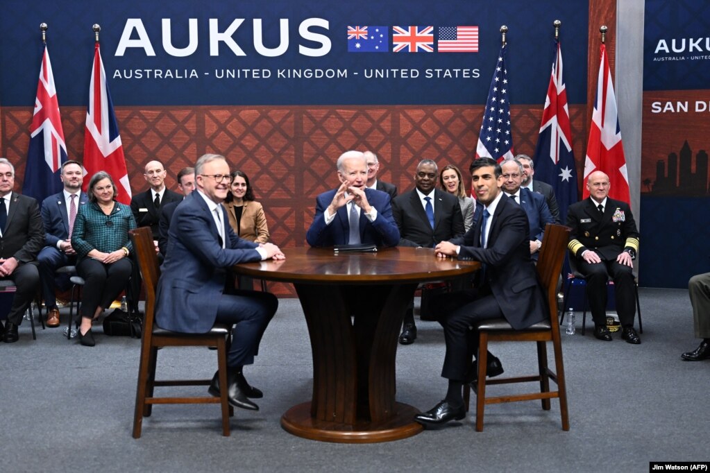 2023年3月13日，美国总统拜登（中）在加利福尼亚州圣地亚哥洛马海军基地举行的AUKUS峰会期间与英国首相里希·苏纳克（右）和澳大利亚总理安东尼·阿尔巴尼斯（左）举行三边会议。(photo:VOA)