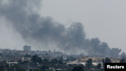 28일 가자지구 남부 라파에서 이슬라엘 군 작전이 계속되는 가운데 도심에서 연기가 피어오르고 있다.