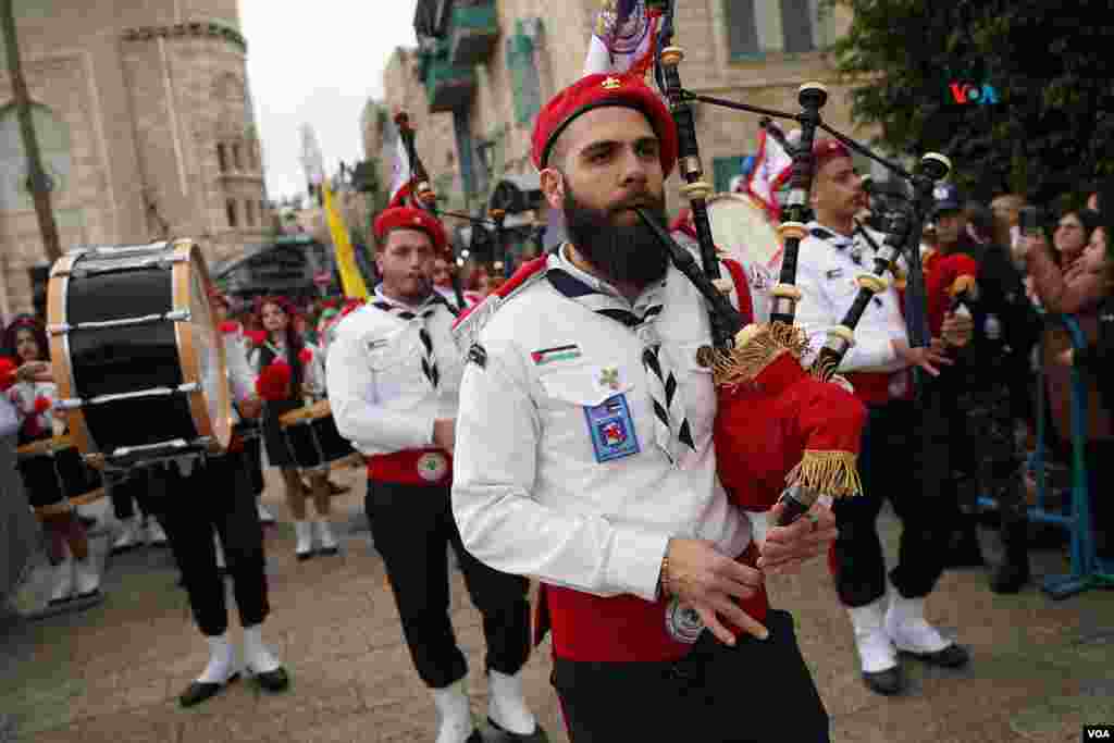  Un gaitero palestino desfila en la ciudad de Belén el 24 de diciembre de 2022. Este año se suspendieron todos los festejos por Navidad por la guerra en Gaza. &nbsp; 