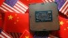 ILUSTRASI - Sebuah chip semikonduktor unit pemrosesan pusat (CPU) ditampilkan di antara bendera China dan Amerika, 17 Februari 2023. (Florence Lo/REUTERS)