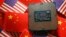 ILUSTRASI - Sebuah chip semikonduktor unit pemrosesan pusat (CPU) ditampilkan di antara bendera China dan Amerika, 17 Februari 2023. (Florence Lo/REUTERS)